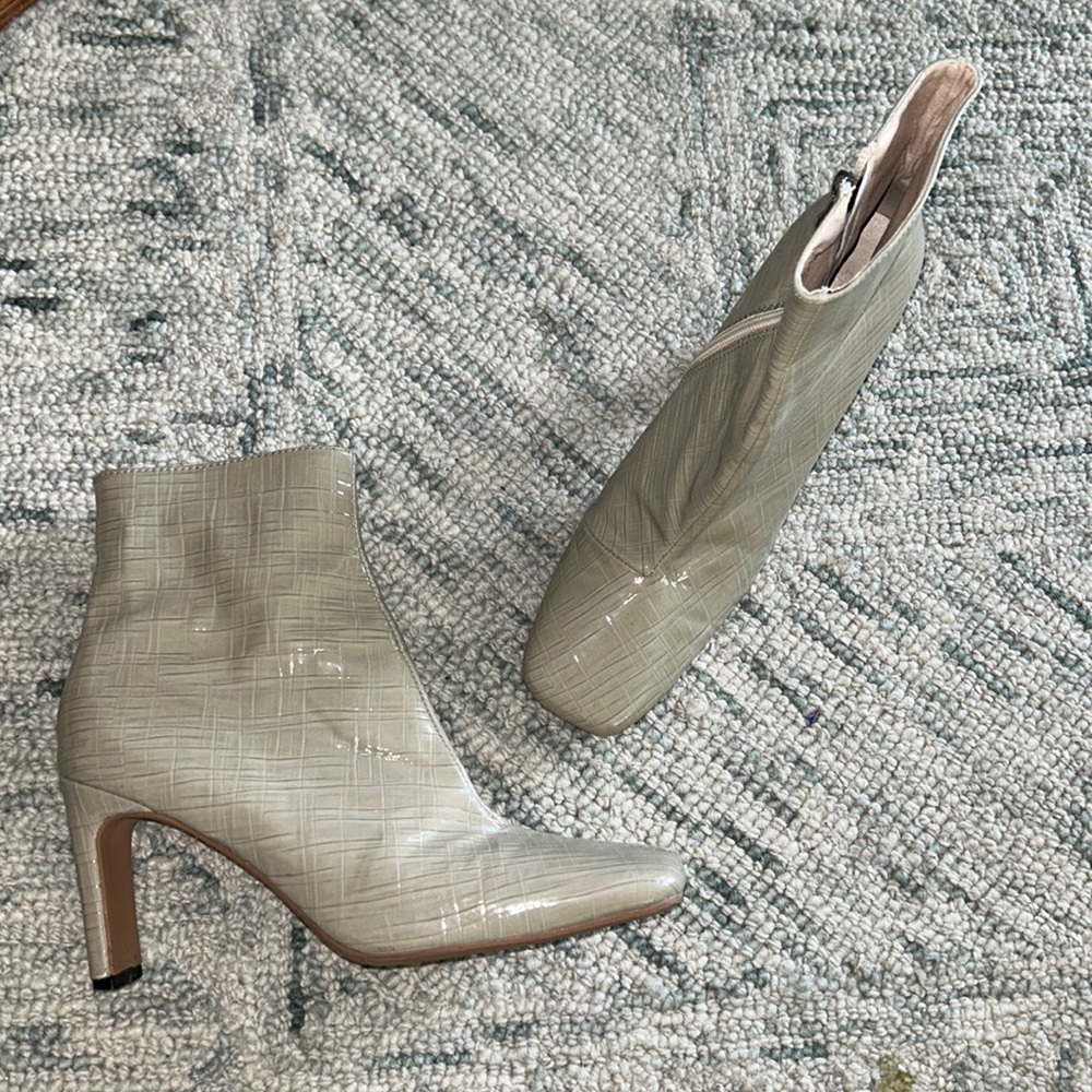 Beige patent leather textured boots